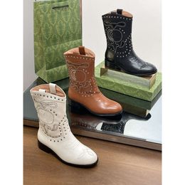 Top-Qualität Retro Speced Toe Cowboy-Stiefel für Frauen echter Lederschlupf auf kurzen Chelsea Boots Square Heels Mid-Calf Western Botas Mujer Stickerei G Rivet