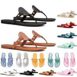 Designer Womens Beach Slifors Famose classiche tacco piatto estate Spedizione gratuita Slide scarpe da bagno Ladies Sexy Sandals Taglia 35-43