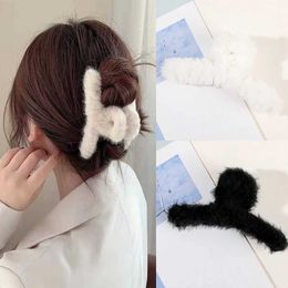 Hair Clips Barrettes Winter Plush Clip Elegant Acrylic Artificial Fur Bucket Crab Headwear Suitable for Womens Accessories