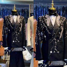 Luxury 2 Pieces Wedding Tuxedos Beads Crystals Blazer Peaked Lapel Designer Double Breasted Pants Pockets Fashion Prom Party Occasions Tailored Exquisite