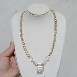 Cadeias de pérolas por atacado Carreta de letra de designer pingente marca jóias garçom gargantilha feminina moda titânio aço de metal de cristal pérola colares de tendências