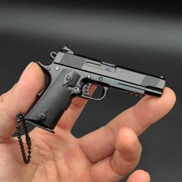 Gun Toys Miniature 1911 Alloy Pistol Toy Gun Keychain Model Assemblable and Detachable Pistolas Pendant for Boys Adult Gift T240428