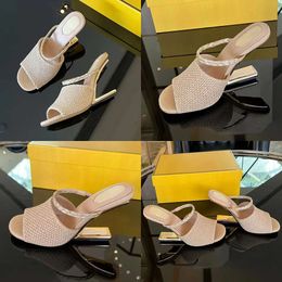 Sandali tacco tacco giallo in rafia intrecciato con tacchi a forma di metallo in metallo maniche intagliate intagliate con tocchette di punta di punta di punta scarpe da design da donna per la qualità originale