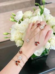 Famous designers design gorgeous bracelets for women High single flower bracelet red lucky silver ladybug 18K with common vnain