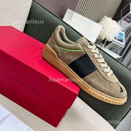 New Womens 2024 Genuine Versatile Designer Sports Valentyno Flat Bottom Shoes Leather Sneakers Little White Stud Leisure Trainer Couple Vlogoo Board MAMO