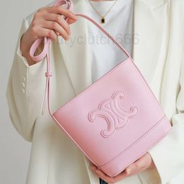여성 핸드백 CE 가죽 버킷 캔버스 백 셀 메신저 스플릿 가방 버킷 디자이너 Cowhide는 아름다운 용량 승리 아치 버킷 가방 여성 크로스 바디 9RE5를 가지고 있습니다.
