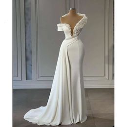 Białe sukienki Jedna promo