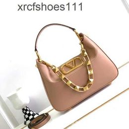 Rock Leather New Vallentiiinotinos Single Oblique Underarm Top Hobo Cross Womens Stud Cowhide Bags Shoulder Bag Rivet Designer Handbag 2024 Layer WOUE