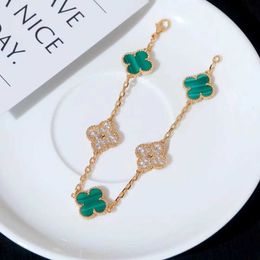 L'ultimo braccialetto di diamanti a fiori d'argento puro di lussuosi con un nastro verde in oro 18k con un vnain comune