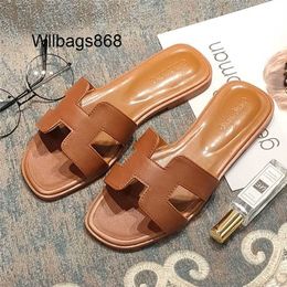 Home Oran Paris Slippers Womens L One Character Sandals for Womens Summer Outings 2024 New Fashion Celebrity Trendy Travel Flat Bottomed Leather Beach Slippers