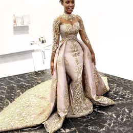 Z 2019 r. Eleganckie, jasne złote aplikacje sukienki Odłączona wysoka szyja iluzja Suknia ślubna Satynowa Satynowa