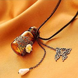 Vintage Wishing perfume bottle with daisy Necklace For women Essential Oil Diffuser Glass Locket butterfly Pendant Aromatherapy Jewelry