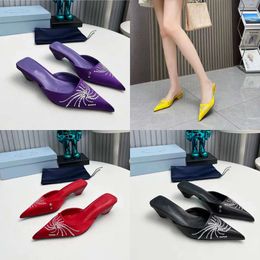 Quality Top Pointed Toe Slippers Fashionable Women Low Heels Scuffs Casual Silk Designer Shoes Sandals Rhinestones Decorative Classic Home Shoe Original Quality