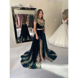 Abend Elegant Dubai Kleider Kaftan Schlitzseite ärmellose Veet Celebrity Formalkleider Goldmuster Spitze Applikat 2 in 1 langen Prom -Party -Kleid