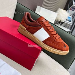 New White Shoes Sneakers Stud Trainer Vlogoo 2024 Flat Bottom Genuine Leather Versatile Little Designer Womens Leisure Sports Couple Valentyno Board 42HR