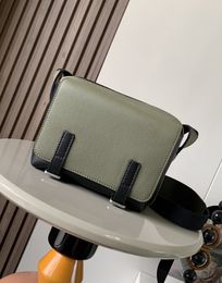 The storage of the classic messenger bag is very ideal