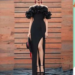 エレガントなイブニングドレスの肩の黒いフリルシンプルなサテンシースプロムパーティーガウン