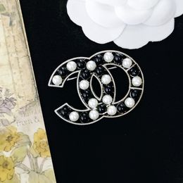 Brand Brooches Designer Brooch Fashion Mens Womens Hollow Black White Pearl Brooches Luxury Jewellery Accessorie Loves Gift