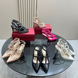 Rivet di alta qualità Slingback Luxurys Designers Shoe Telia alta in pelle in pelle con fibbia con tacchi a gabbia a gabbia sandali puntati di piedi cinghia caviglia scarpa vestito con scatola