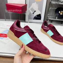 Valentyno Leather Leisure 2024 Designer Shoes Vlogoo Flat Bottom Genuine Sneakers Versatile Little White Women Stud Sports Couples Board Trainer Men GS0U