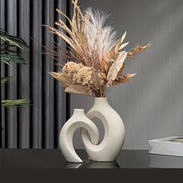 Hollow Nordic Modern Ceramic Vase Set of 2 for Modern Home DecorModern Boho Hollow Flower Vases for Living Room Bookshelf 240423