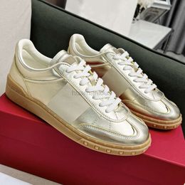 2024 Sneakers Trainer Designer Valentyno Stud Shoes Vlogoo Couples Gold Little White Cowhide Rivet Breathable Low Top Sports Casual Board Training