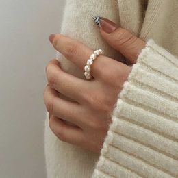 Band Rings Cute minimalist pearl bead ring suitable for women Korean irregular pearl finger ring trendy womens jewelry gift Q240427