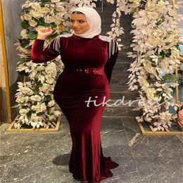 Vintage Burgundy Mermaid Evening Dresses 2024 Elegant Beaded Long Sleeve Velvet Prom Dress Floor Length Abayas Dubai Formal Occasion Dress Muslim Ceremony Party