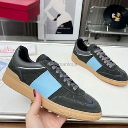 Shoes Sneakers Stud Trainer 2024 Designer Valentyno Vlogoo Flat Bottom Genuine Leather Versatile Little White Women Leisure Sports Couples Board Men