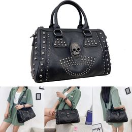 PU Travel Bag Handbag Skull Punk Bag Versatile Crossbody Shoulder Bag Large Capacity Rivet Messenger Bag for Teens Girls 240425