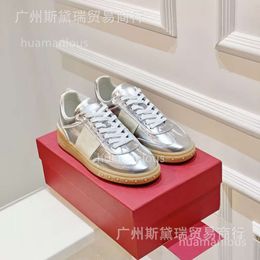 Breathable 2024 Sneakers Rivet Trainer Stud Designer Board Valentyno Shoes Casual Vlogoo New Couple Sports Leather Colour Block Small Lacing White Men Women IDQ2