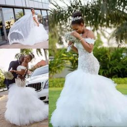 Afrikanische Vestidos de mermaid noiva kleider 2018 Spitzenapplikationen von der Schulterbrautkleider abgestuftet Tüll Hochzeitskleid Mitte gemacht