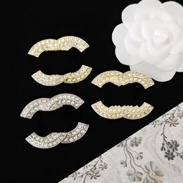 Famous Designer Brand Luxurys Desinger Brooch Letter Brooches Suit Pin Women Rhinestone Pearl Jewelry Clothing Decoration Top Quality Accessories Gifts