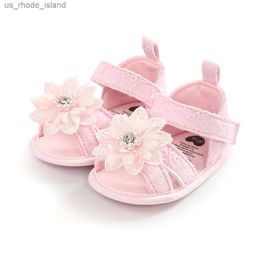 Sandaler Baby Girls Flower Sandals Flat Shoes Summer Party Wedding Flower Pearl Sandaler för förskolan barnl240429