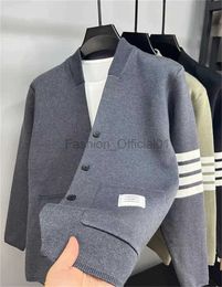 Erkek Ceketler Lüks Marka Erkek Örgü Cardigan Sonbahar Kış Dört Çizgili Cepler Kore Trend Moda Çift Çok Yönlü Örgü Erkek Giyim D240429