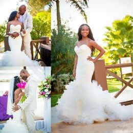 Klänningar tiered halsringning sjöjungfru 2020 afrikansk älskling kjol organza svep tåg rufsar plus size country bröllop brudklänning
