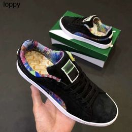 New 24ss Mens designer suedes xlargesy black graffiti running shoes womens fashion brand shoes couples outdoor casual sneakers mens shoes