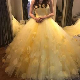 네크 라인 화려한 연인 Quinceanera Strapless 드레스 노란색 수제 꽃 칙칙한 맞춤형 달콤한 16 생일 파티 공식 볼 가운