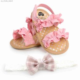 Sandalen süßes Baby Sommersandalen mit Anti-Slip-Falten Kanten weiche Sohlen mit plissierten Kanten und flachen Schuhen für Kleinkinder auf ihrem ersten Walk-Babygröße 0-18ml240429