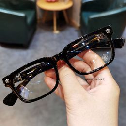 Mens Sunglasses Luxury Chrome Glasses Designer Sunglasses of Women Ch Cross Heart Glasses Frame Chromes Brand Eye Lens for Men Women Retro Flat Mirror Pair 136