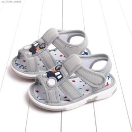 Sandaler 2024 sommaren 0-12 månader nyfödda pojkar tecknad tryckt mjuka spjälskor baby först promenad anti slip sandaler mjuka solesl240429