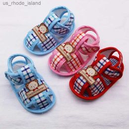 Sandals Summer newborn baby boy and girls first walking bear pattern hollow sandals cotton baby soft soled shoes for young childrenL240429