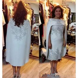 Mutter knielange der kurzen Brautkleider mit CAPES Grey Shath Elegantes Mutterkleid für Hochzeitsfeier-Applikationen Abendkleid 's