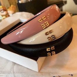 Headbands designer Barrettes Korean Simple Style Letter Headband Glossy Leather Wide Edge Fashiona Womens Hair Jewelry Classic Designer Gifts Pink Clip OK59