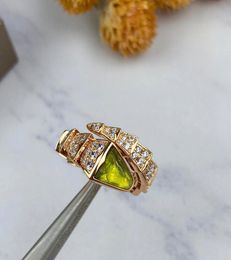 V gold material luxurious quality shape ring with green diamond and white color for women wedding jewelry g6342907