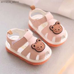 Sandals Baby boys and girls summer sandals with non slip and soft soles suitable for newborn cute bear patterned childrens sandalsL240429