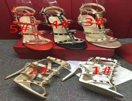 Modelederinnen weibliche Kette Schaffell hochheelierte Sandalen Goldene Nieten Leckage bezieht sich auf dick mit Sandalen für Frauen 9114768