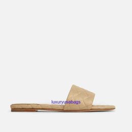 Frauendesigner Amy Flat Mule Sandale Slipper Botegaveneta Italienische Marke Leder Flat Mule Hochfrequenz Intreccio Muster 5qft