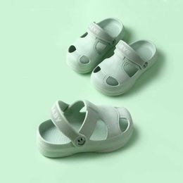 Sandaler Summer New Baby Hole Shoes 2022 Barn Trevlig Anti Slip Soft Floor Old Boys and Girls Beach Sandaler 1-5 Yearsl240429