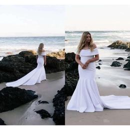 Die Kleider eleganter Meerjungfrau Plus Size Off Schulterkapelle Zug 2020 Einfacher Strand Hochzeit Brautkleid Vestido de Novia